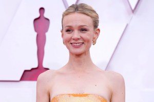 Carey Mulligan wore Cartier High Jewelry earrings in , platinum, 18k rose gold, tourmalines, colored sapphires, diamonds.