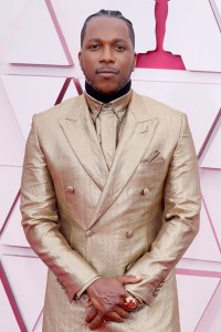 Leslie Odom Jr wore a Panthère de Cartier ring in 18k yellow gold.