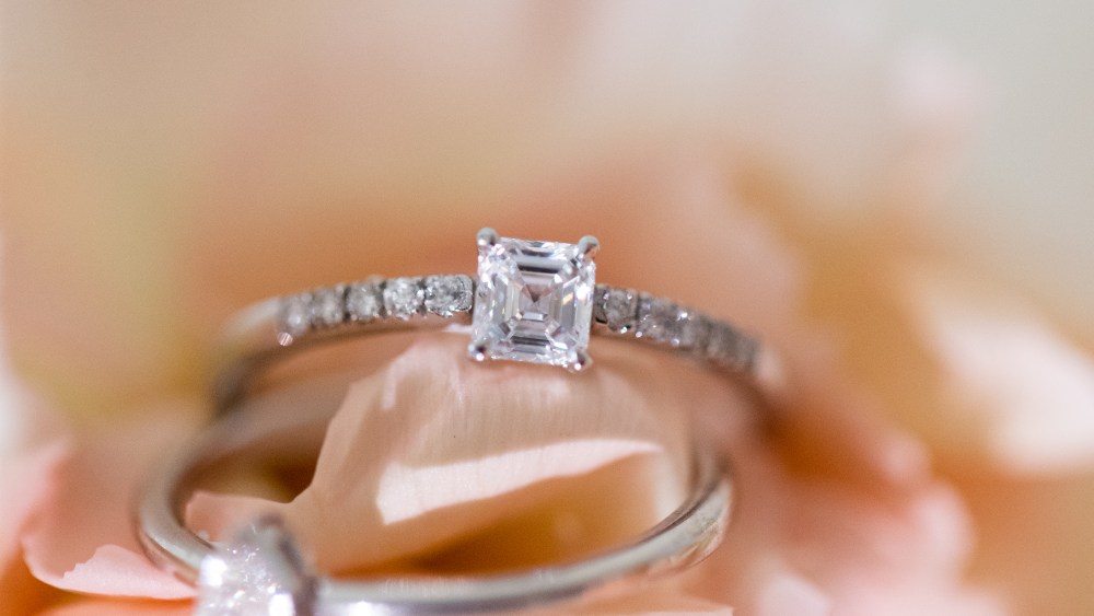 Alessandra Camilla Milano's engagement rings to be sold through the "Diamond Bar" format.