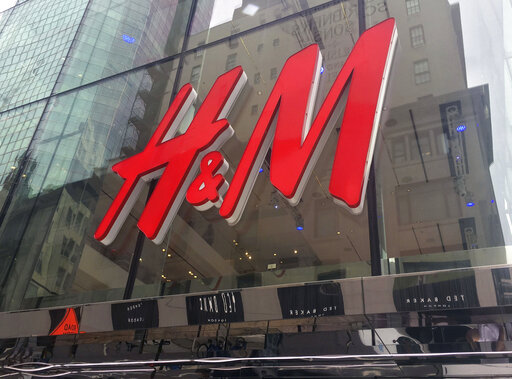 Hennes and Mauritz agreed to correct a “problematic map” on its website following complaints, Chinese regulators said Friday.
