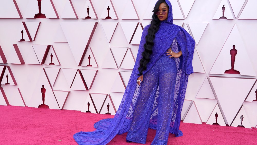 H.E.R. arrives at the Oscars on Sunday, April 25, 2021, at Union Station in Los Angeles. (AP Photo/Chris Pizzello, Pool)