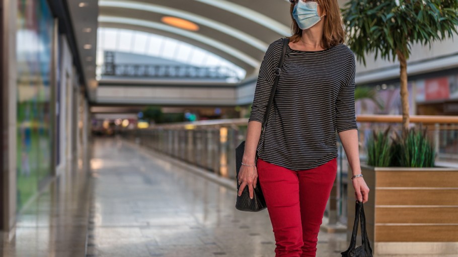 US apparel sales rose 60.6 percent a year after Covid lockdown, while department stores sales climbed 114.3 percent, Mastercard reported.