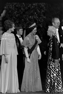 (L-R) Betty Ford, guest, Queen Elizabeth II, Alice Roosevelt Longworth, and Gerald R. Ford attend a state dinner at the White House in Washington, D.C., on July 7, 1976.