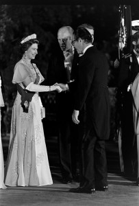 (L-R) Queen Elizabeth II, Gerald R. Ford, and Alan Greenspan attend a state dinner at the White House in Washington, D.C., on July 7, 1976.