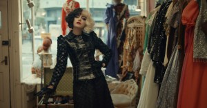 Emma Stone as Cruella in Disney’s live-action CRUELLA. Photo courtesy of Disney. © 2021 Disney Enterprises Inc. All Rights Reserved.