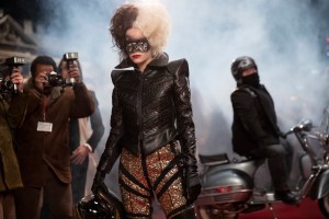 Emma Stone as Cruella in Disney’s live-action CRUELLA. Photo by Laurie Sparham. © 2021 Disney Enterprises Inc. All Rights Reserved.