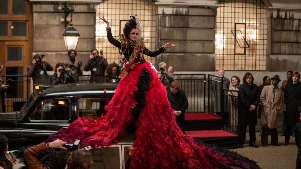 Emma Stone as Cruella in Disney’s live-action CRUELLA. Photo by Laurie Sparham. © 2021 Disney Enterprises Inc. All Rights Reserved.