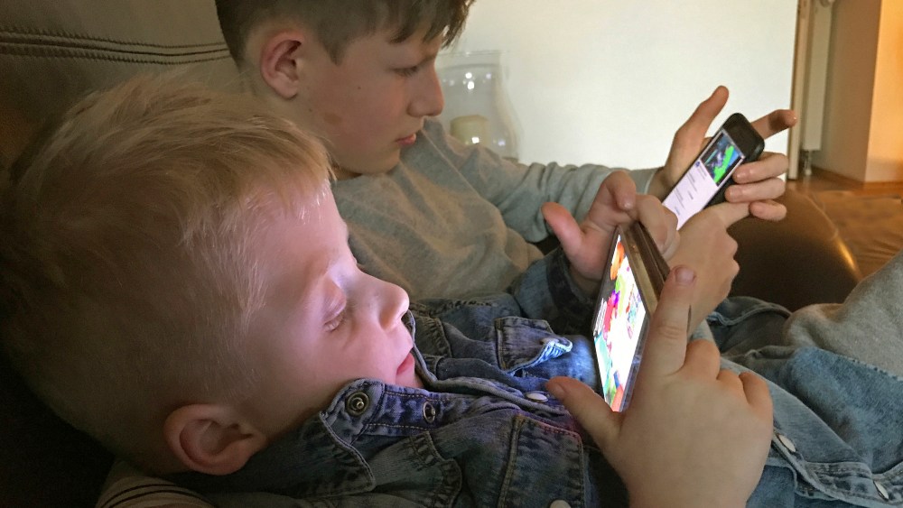 Children, boys, boys, child, boy, toddler, smartphone, mobile game, play, gambling addiction, addiction, leisure activity, leisure, mobile game. | usage worldwide Photo by: FrankHoermann/SVEN SIMON/picture-alliance/dpa/AP Images