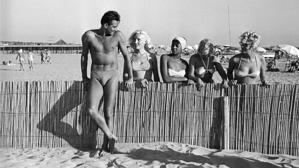 Walter Chiari in Fregene, 1959.