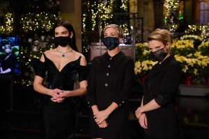 SATURDAY NIGHT LIVE -- "Kristen Wiig" Episode 1794 -- Pictured: (l-r) Musical guest Dua Lipa, host Kristen Wiig, and Kate McKinnon during Promos in Studio 8H on Thursday, December 17, 2020 -- (Photo by: Rosalind O'Connor/NBC)