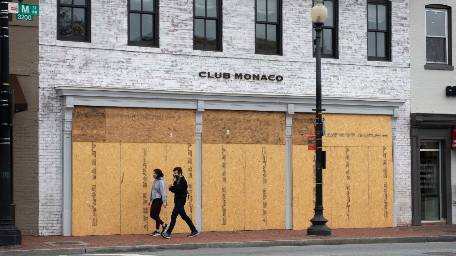 Ralph Lauren is selling high-end label Club Monaco to private equity firm Regent L.P. in a deal set to close by the end of June.