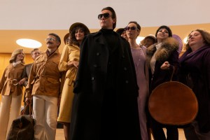 HALSTON (L to R) SHANNAN WILSON as BOBBI MAHONEY, BILL PULLMAN as DAVID MAHONEY, THE HALSTONETTES, EWAN MCGREGOR as HALSTON, REBECCA DAYAN as ELSA PERETTI, KRYSTA RODRIGUEZ as LIZA MINNELLI, and SHAWNA HAMIC as PAT AST in episode 102 of HALSTON Cr. ATSUSHI NISHIJIMA/NETFLIX © 2021