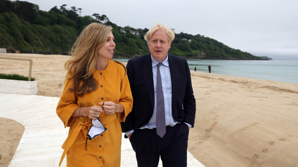 09/06/2021. Cornwall, United Kingdom. Prime Minister Boris Johnson - Cornwall visit ahead of the G7. Cornwall. The Prime Minister Boris Johnson with his wife Carrie on the beach at the Carbis Bay, Cornwall, ahead of Friday's G7 summit. Picture by Andrew Parsons / No 10 Downing Street