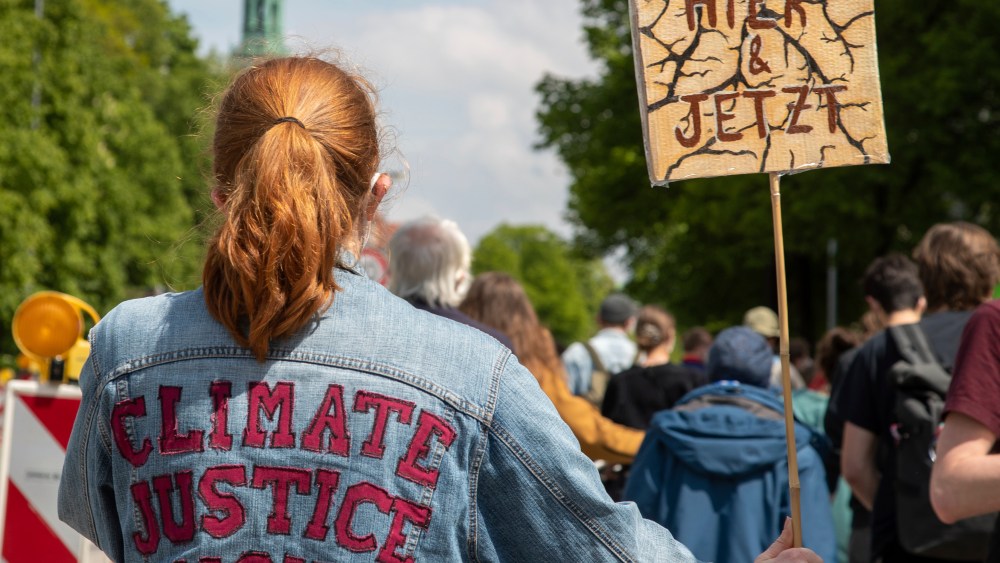 Um die 80 Menschen versammelten sich am 28. Mai 2021 in München, um für Klimagerechtigkeit zu demonstrieren. * On May 28, 2021 around 80 people joined a demonstration for Climate Justice in Munich, Germany. (Photo by Alexander Pohl/Sipa USA)(Sipa via AP Images)