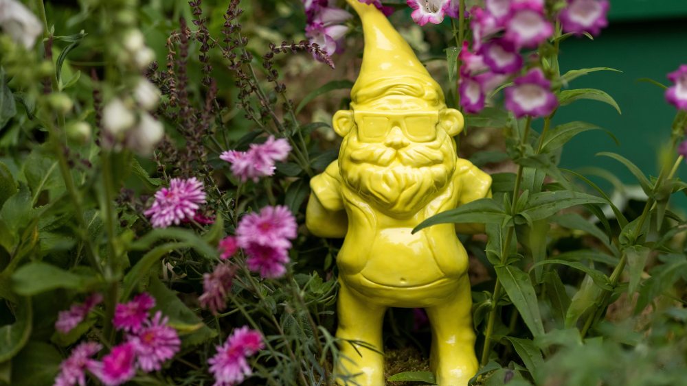 Today, 21 June, Selfridges launches its Garden Centre, a playful response to a boom in outdoor appreciation, as part of Good Nature, SelfridgesÕ creative theme for 2021. Figures from the Horticultural Trades Association show that over 3 million people started gardening in 2020 as a result of more time spent at home since the first lockdown. The Selfridges Garden Centre sells gardening tools, seeds, indoor and outdoor plants, pots, Selfridges own label compost, its own label yellow gnome. It also sells a curation of fashion, lifestyle and beauty products, as well as an exclusive collection from Prada and a bespoke Selfridges own label merchandise featuring puns such as Herb Your Enthusiasm and Horti-Couture, for gardening and fashion enthusiasts alike. The Selfridges Garden Centre was launched this morning by horticultural consultant and resident gardener Angela Maynard who has advised Selfridges in the development of the concept and the botanical artist Carly Rogers who created a new piece to grace the front of the garden centre celebrating the beauty of the overgrown garden.Within the Garden Centre, The Potting Shed will be a destination for events and advice, with a resident gardener (plus a virtual Òdial-a-gardenerÓ service) and a program of workshops, experiences and happenings which will explore the pleasure and positivity that gardening brings, while promoting practical skills and sustainable methods.Although Selfridges London has the largest offer, every Selfridges store in Birmingham and Manchester will have their own Green House concept and customers are able to shop the range and find gardening information and advice via Selfridges.com. Selfridges has also Ògreened upÓ Oxford Street, with a grow bag installation in front of the storeÕs historic canopy entrance. Photographer: Jason Alden+44 (0) 7810631642mail@jasonalden.comwww.jasonalden.com