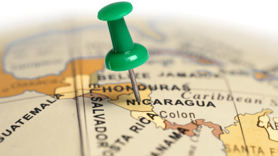 Sportswear apparel manufacturer Tegra has agreed to pay layoff compensation for dismissed workers as it reorganizes its operations in Central America.