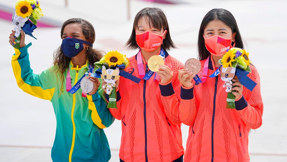 Momiji Nishiya (C) of Japan poses with her street skateboarding gold medal at the Tokyo Olympics on July 26, 2021, alongside silver medalist Rayssa Leal of Brazil (L) and bronze medalist Funa Nakayama of Japan at Ariake Urban Sports Park. (Kyodo via AP Images)(TOPPAGE) ==Kyodo (Kyodo) ==Kyodo