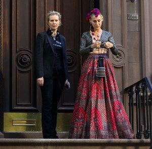 Photo by: zz/KGC-505/STAR MAX/IPx 2021 10/21/21 Sarah Jessica Parker and Cynthia Nixon on the set of the "Sex And The City" reboot film, "And Just Like That" on October 21, 2021 in The West Village, Manhattan, New York City. (NYC)