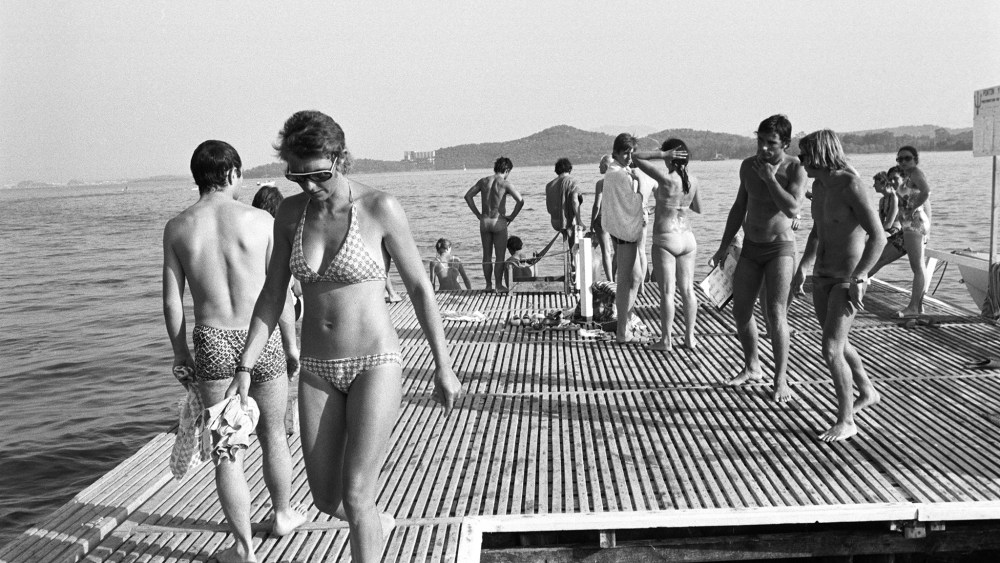 Published; Cropped for publication; Also ran in W 8/5/1972 p.4; Guests at Club Mediterranee on August 4, 1972 in Corfu, Greece...Article title: "Club Mediterranee: The GM of Vacation Clubs"