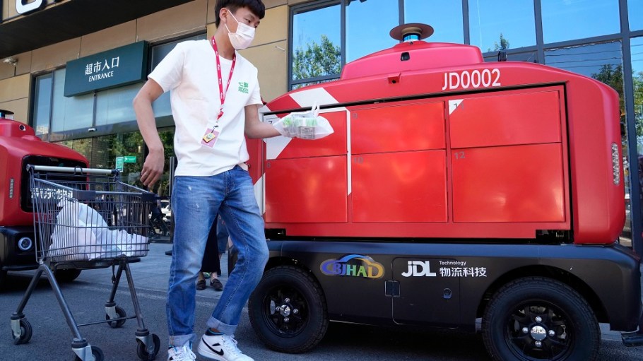 As part of a strategic investment made by JD.com, Li & Fung will provide supply chain management services for JD’s private brands.
