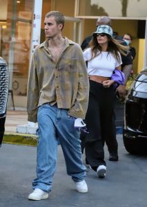 hailey baldwin, crop top, t-shirt, pants, trousers, sneakers, nike, air force 1, justin bieber, bucket hat, purse, date, la