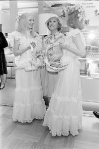 Estee Lauder poses with models during her spring 1975 beauty promotion with B.Altman's Department Store in New York on April 7, 1975.