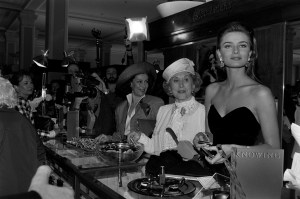 Estee Lauder and model Paulina Porizkova launch the new fragrance "Knowing" during an event at Saks Fifth Avenue on April 25, 1988.
