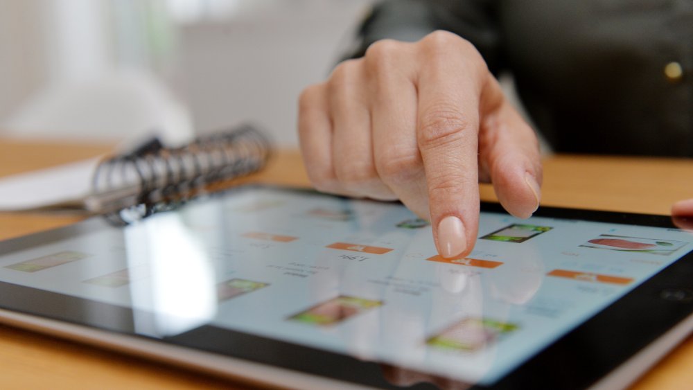 A young woman is doing some online shopping at home (model released) , Germany, city of Seesen, 11. September 2017. Photo by: Frank May/picture-alliance/dpa/AP Images