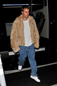 justin bieber, t-shirt, fur coat, necklace, jeans, dad jeans, sneakers, nike, air force 1, la, party, club