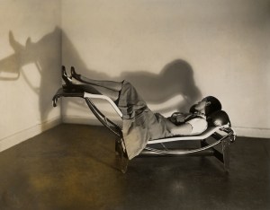 Charlotte Perriand sur la chaise longue Le Corbusier, Jeanneret, Perriand, 1928. DR/AChP. Source : Archives Charlotte Perriand ©ADAGP-AChP 2006.