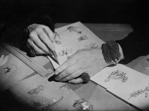 Titre série : Les mains ; Personnalités des métiers de la mode, Material/Technik: négatif original, Inventar-Nr.: 71L00916,  Achtung! Kein Highres-Download möglich, Lieferung erst nach Rücksprache!  Das Foto darf nicht beschnitten werden!Das abgebildete Werk ist urheberrechtlich geschützt. Die Abgeltung der zusätzlichen Künstlerrechte erfolgt direkt über die Bildagentur bpk.  , FOR USE ONLY IN GERMANY, SWITZERLAND OR AUSTRIA, Copyright: bpk / Ministère de la Culture - Médiathèque du Patrimoine, Dist. RMN-Grand Palais / François Kollar