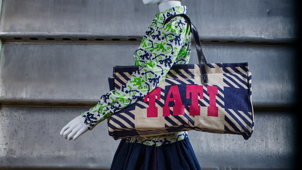 A tote bag from the 1991 Alaïa x Tati collection, estimated between 200 euros and 300 euros.