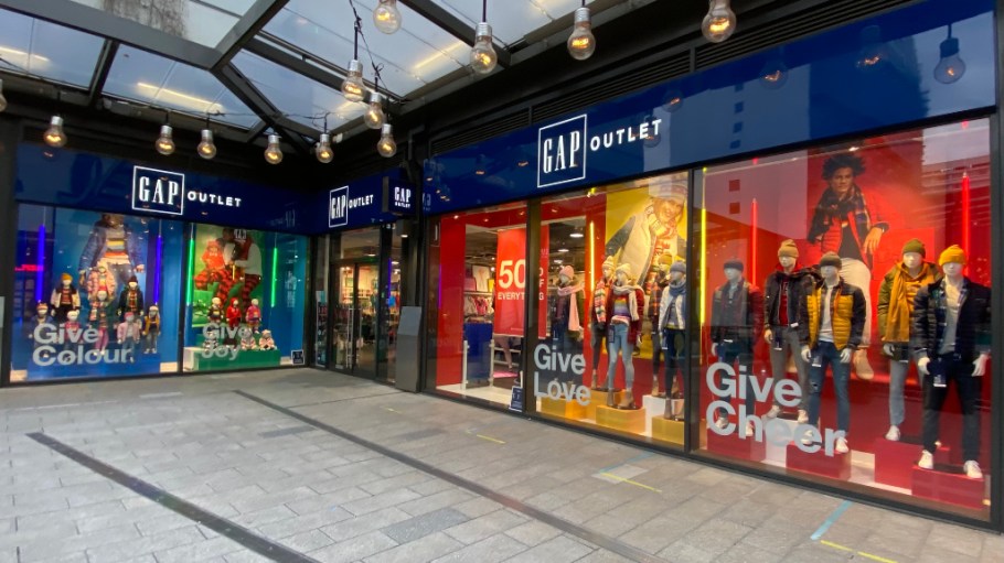 Gap's partnering with Next Plc for its UK online business, as talks with franchise partners continue for store operations in France, Italy.