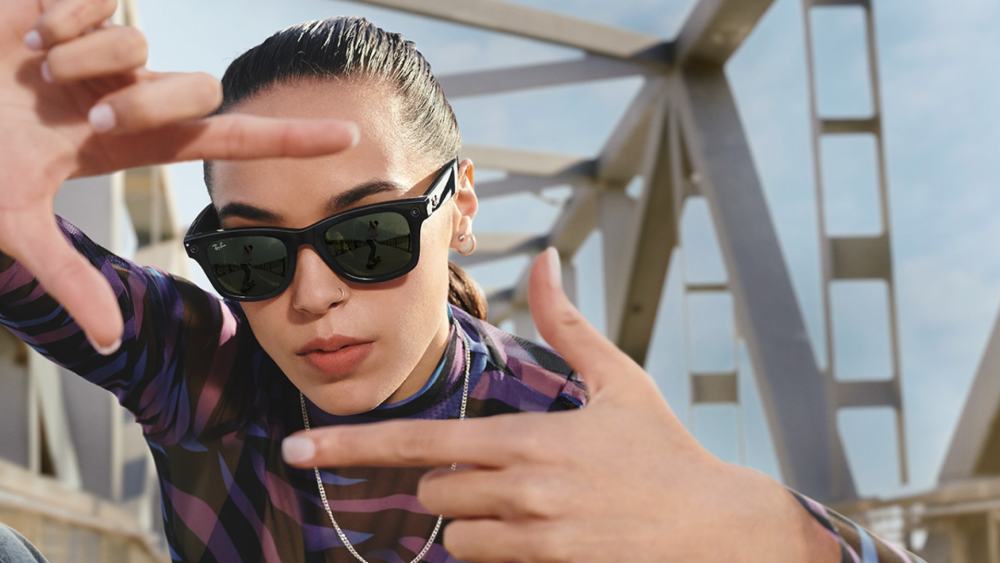 Facebook introduces its new smart glasses, in collaboration with EssilorLuxottica, Ray-Ban Stories.