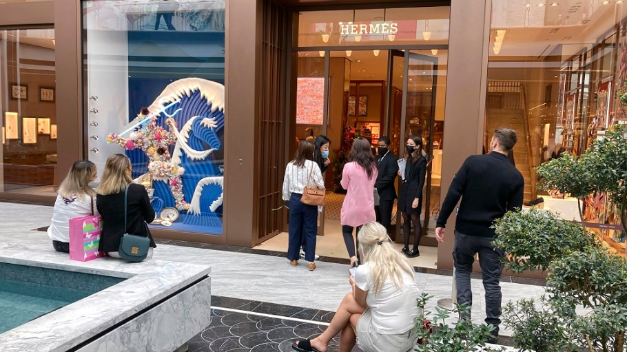 Klarna's “2021 Holidays Unwrapped” report shows 40 percent of U.S. consumers are starting their holiday shopping earlier this year.