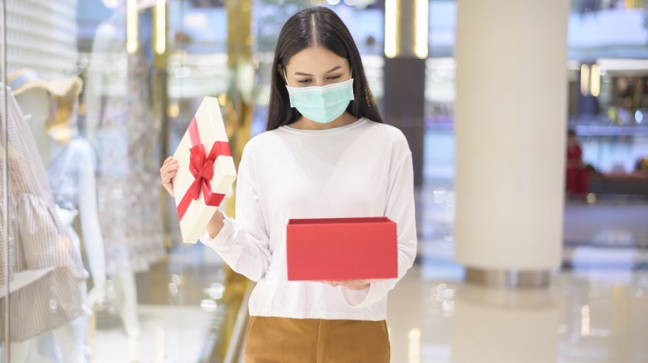Consumers are expected to keep their pocketbooks open for holiday, and they could very well spend more time in stores this year.