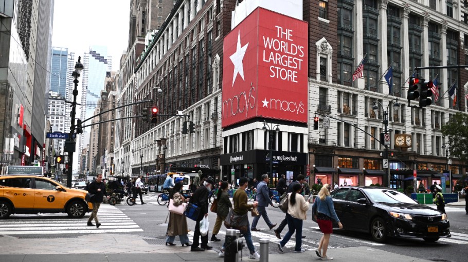 Many analysts aren't convinced that Macy's should spin off its fast-growing e-commerce business, the focus of hedge fund Jana Partners.