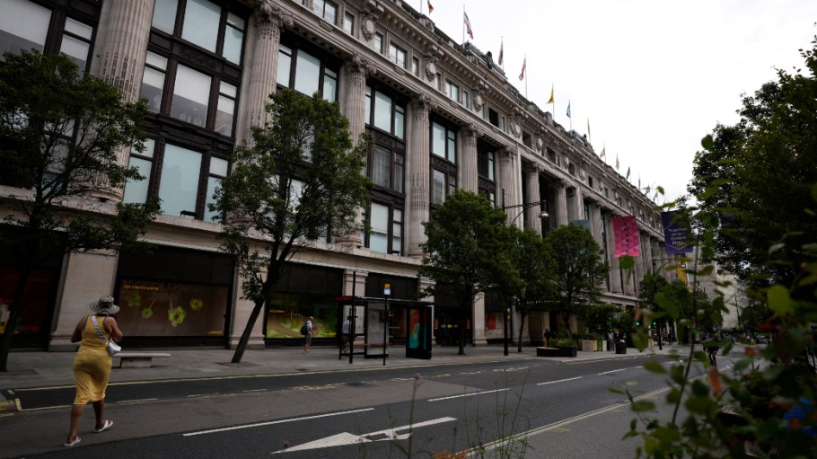 The sale of UK retailer Selfridges now has the Qatar Investment Authority, also the owner of Harrods, as the possible frontrunner.