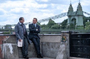 B25_17840_RCRalph Fiennes stars as M and Daniel Craig as James Bond in NO TIME TO DIE, an EON Productions and Metro-Goldwyn-Mayer Studios filmCredit: Nicola Dove© 2021 DANJAQ, LLC AND MGM. ALL RIGHTS RESERVED.