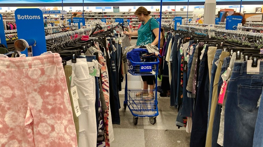 Consumer spending on clothing and footwear increased 1.8 percent in August from July to $503.48 billion, continuing a seesaw pattern.