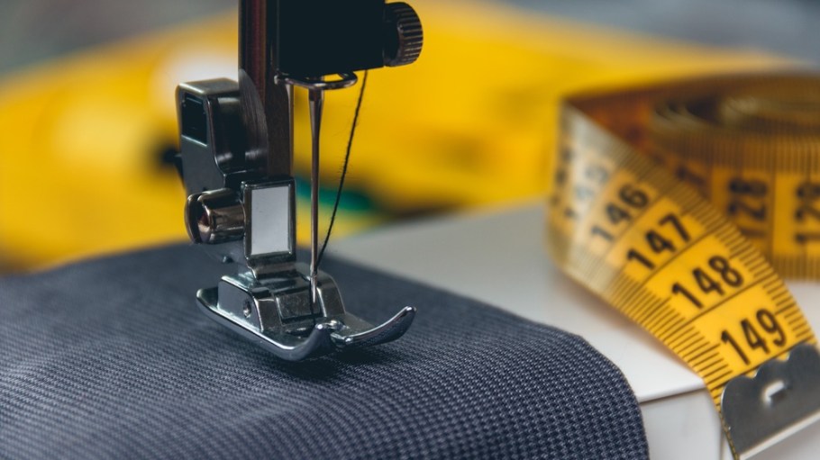 sewing machine and item of clothing