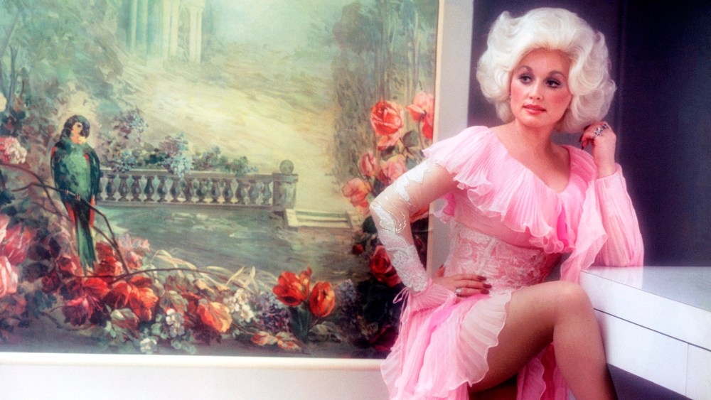 Singer, songwriter and actress Dolly Parton poses for a portrait during the cover session for her album 'Heartbreaker' on February 15, 1978 in Los Angeles, California.