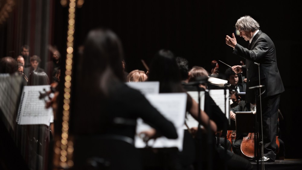 Riccardo Muti directing the "Nabucco" at Fondazione Prada.