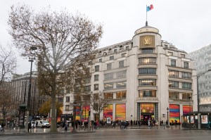 Louis Vuitton Flagship in Paris with the windows “Tribute to Virgil Abloh”