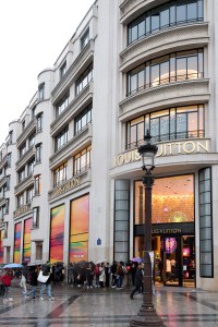 Louis Vuitton Flagship in Paris with the windows “Tribute to Virgil Abloh”