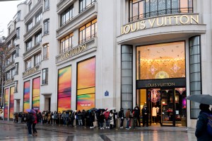 Louis Vuitton Flagship in Paris with the windows “Tribute to Virgil Abloh”