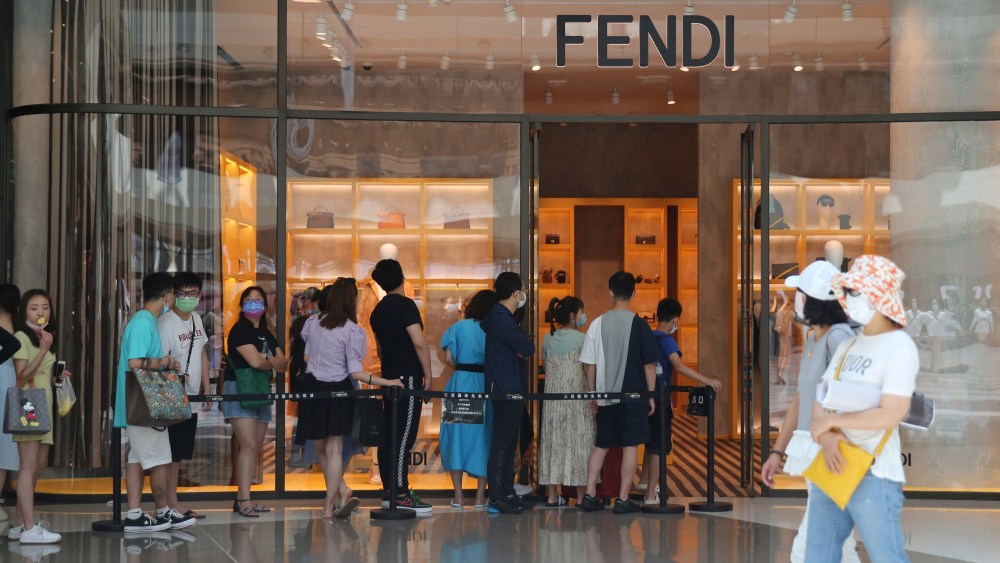 Many people gather to buy duty-free goods at a duty-free shop in Sanya City