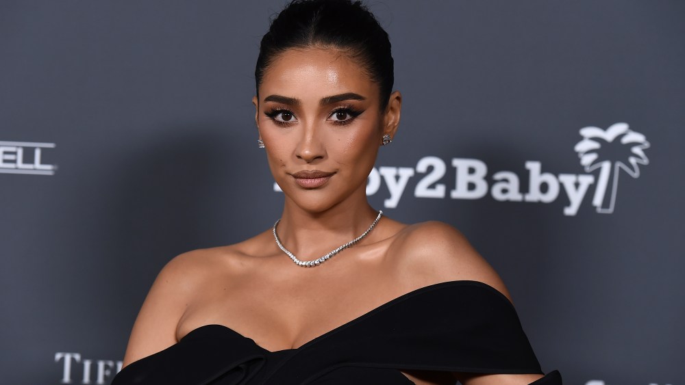 Shay Mitchell arrives at the Baby2Baby Gala at the Pacific Design Center on Saturday, Nov. 13, 2021, in West Hollywood, Calif. (Photo by Jordan Strauss/Invision/AP)