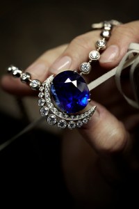Allure Céleste necklace of the “1932” collection.
Polishing the moon motif of the Allure Celeste
necklace.