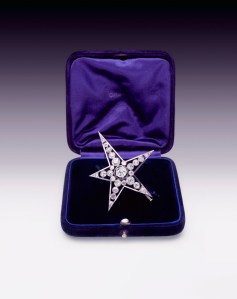 Original "Comète" brooch created in 1932 by Gabrielle Chanel for her "Bijoux de Diamants" collection. Platinum brooch set with 28 old mine cut diamonds for a total weight of 7.8 carats including a central diamond of 1.2 carats.